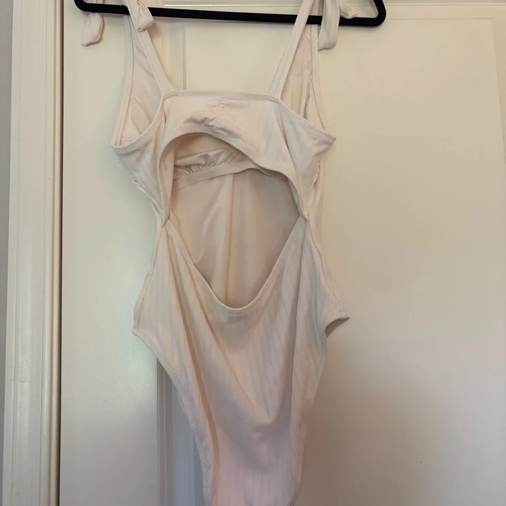 Shade & Shore Women’s  Cream Tummy-Smoothing One Piece Swimsuit